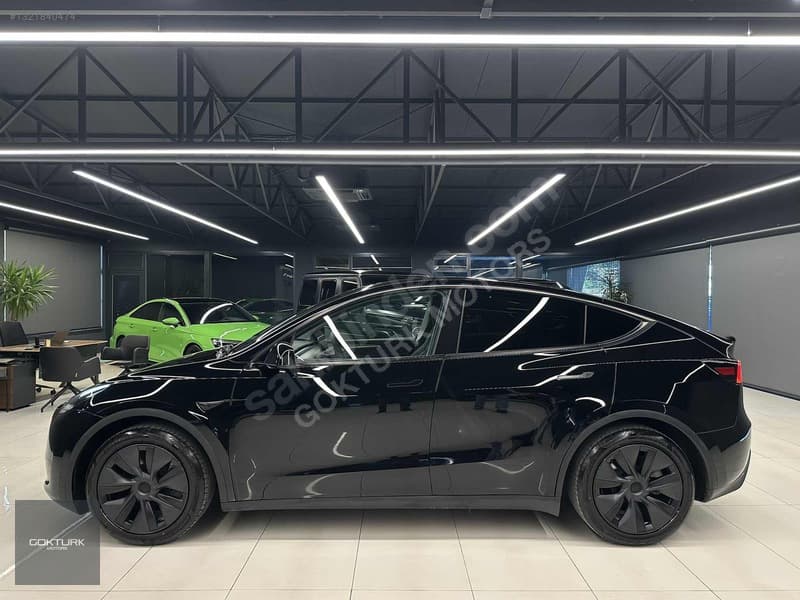 Tesla Model Y RWD (Legacy) — 8