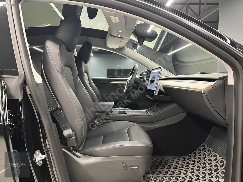 Tesla Model Y RWD (Legacy) — 14