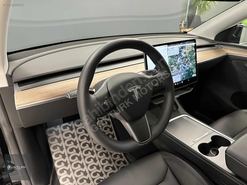 Tesla Model Y RWD (Legacy) — 10